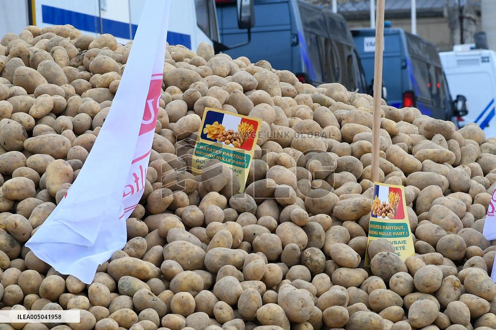 Farmers Dump 30 Tonnes of Potatoes on The Concorde Bridge - Paris