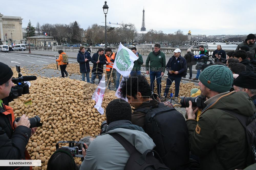 Farmers Dump 30 Tonnes of Potatoes on The Concorde Bridge - Paris