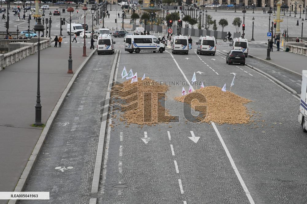 Farmers Dump 30 Tonnes of Potatoes on The Concorde Bridge - Paris
