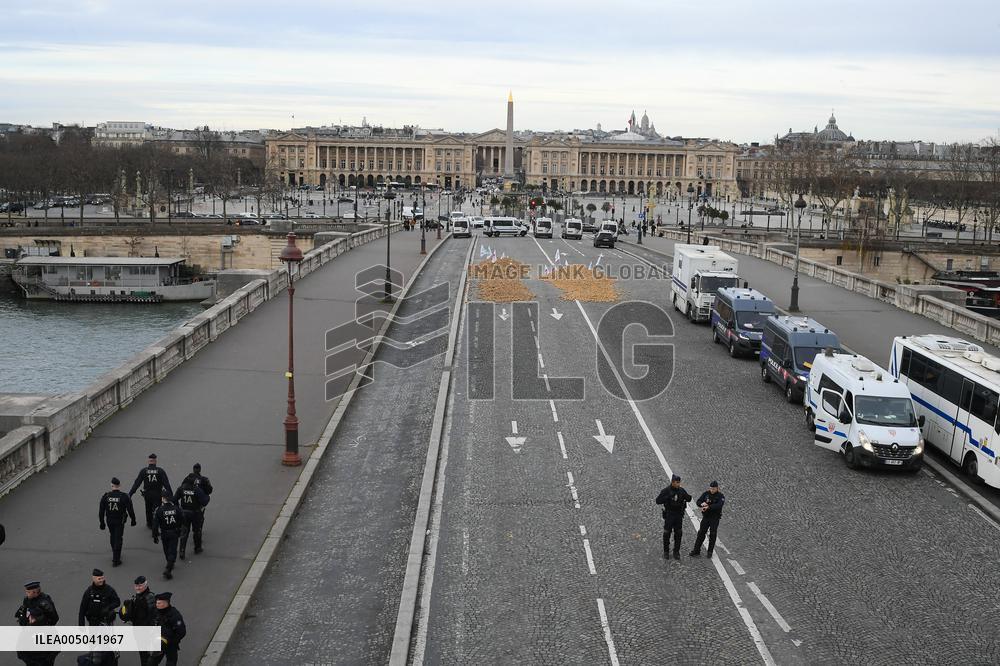 Farmers Dump 30 Tonnes of Potatoes on The Concorde Bridge - Paris