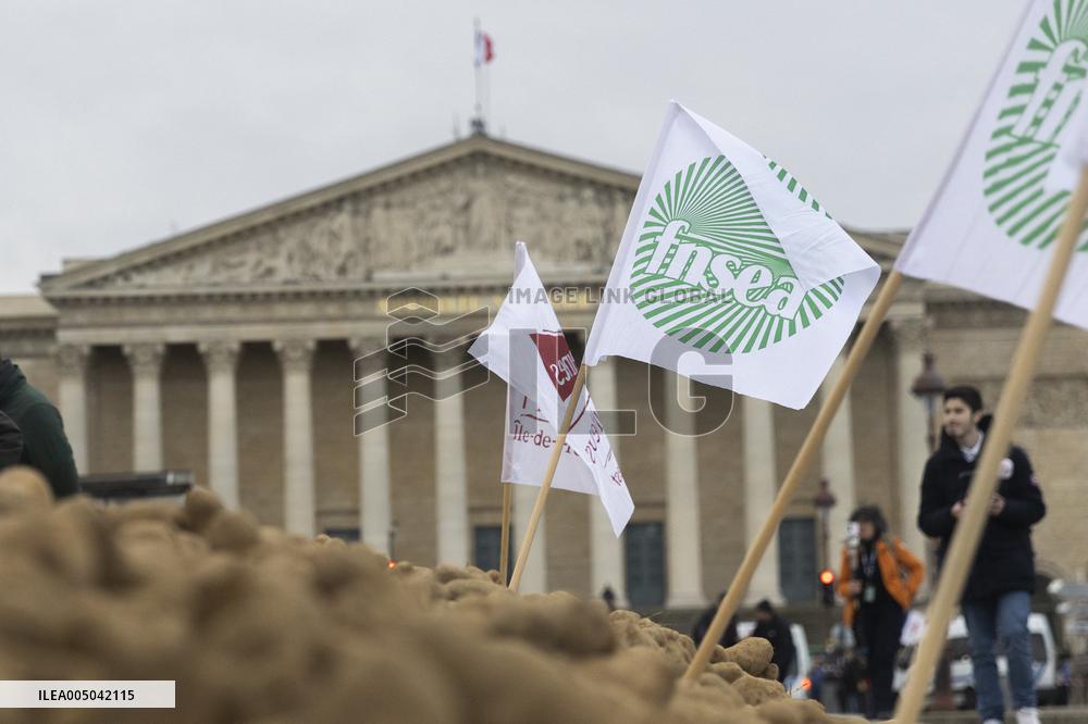 Farmers Dump 30 Tonnes of Potatoes on The Concorde Bridge - Paris