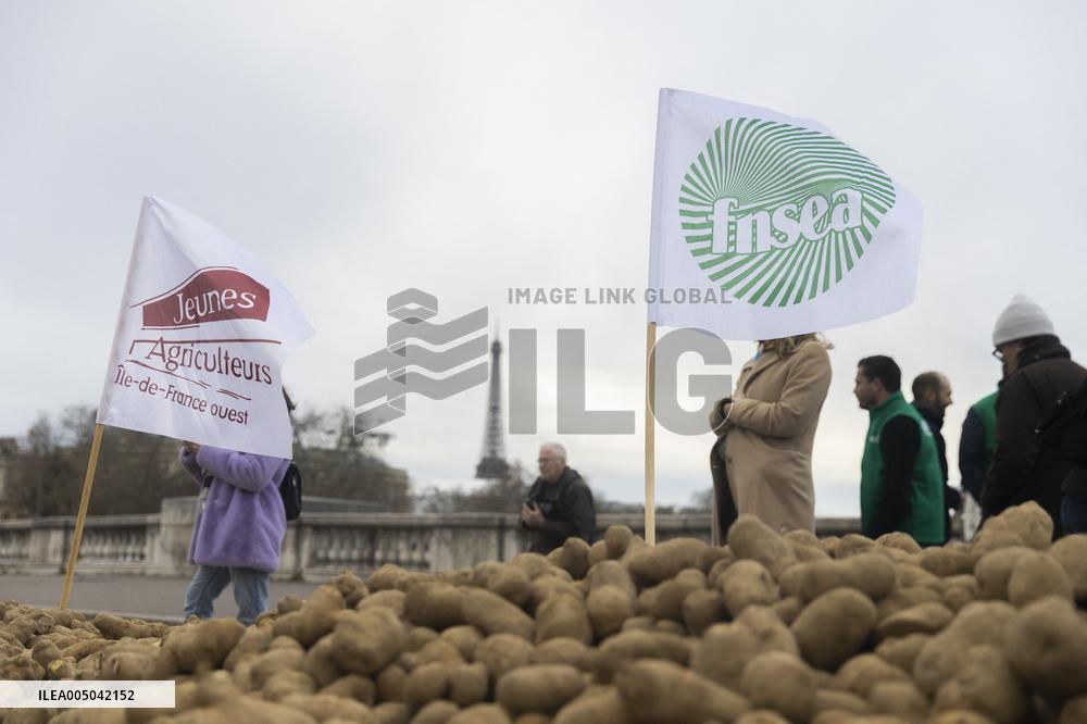 Farmers Dump 30 Tonnes of Potatoes on The Concorde Bridge - Paris
