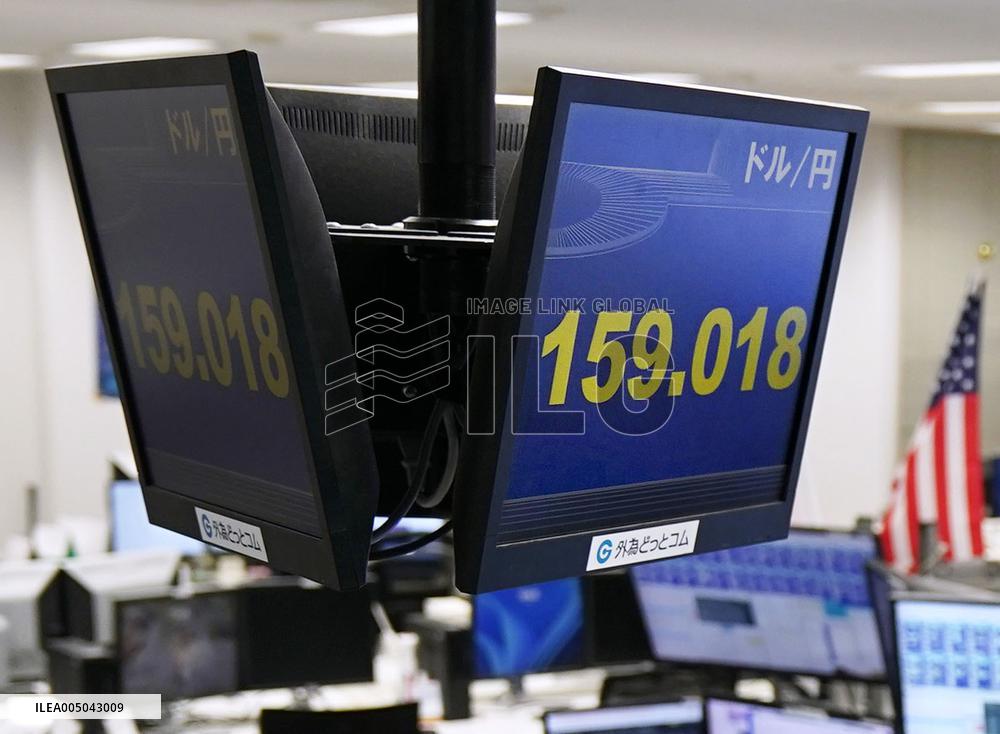 Dollar nears 160 yen