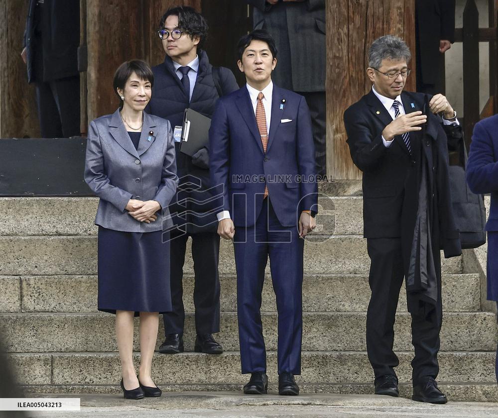 Takaichi, Lee visit Horyu-ji temple