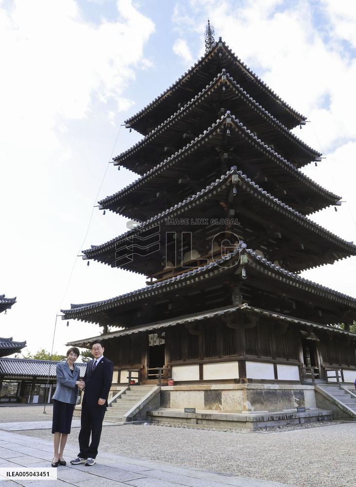 Takaichi, Lee visit Horyu-ji temple