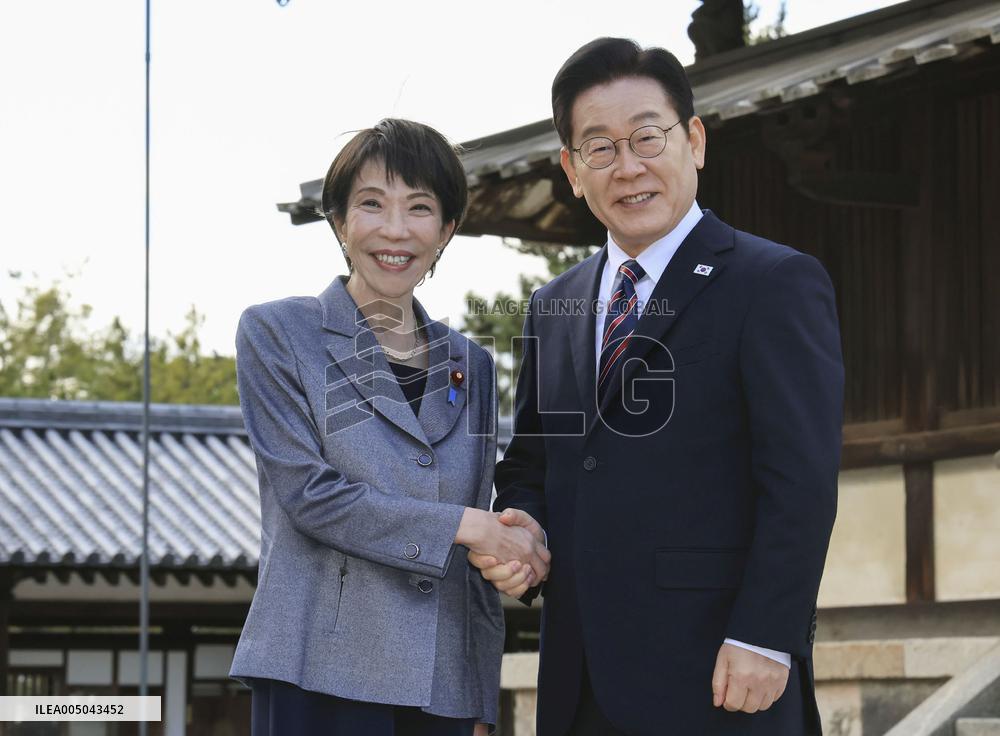 Takaichi, Lee visit Horyu-ji temple