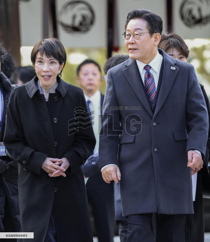 Takaichi, Lee visit Horyu-ji temple