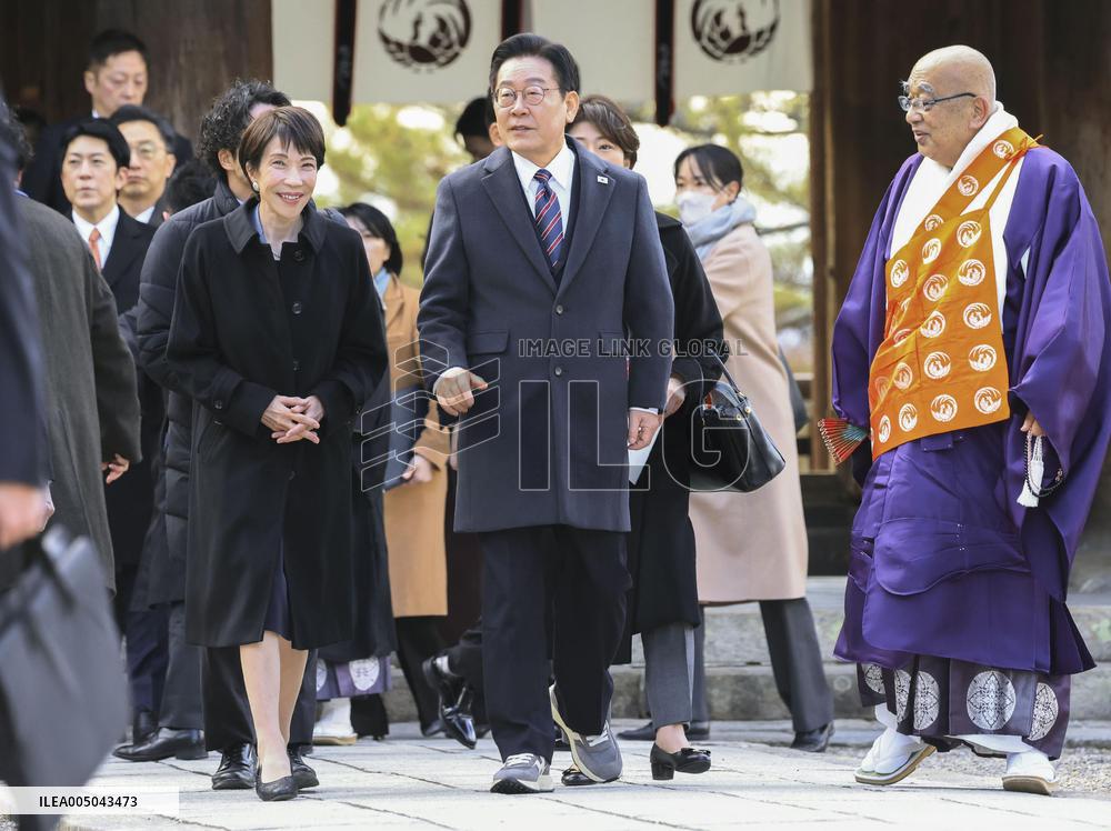 Takaichi, Lee visit Horyu-ji temple
