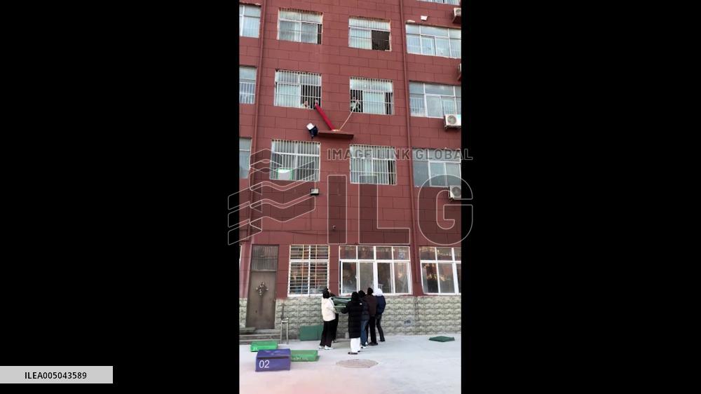 China: Students Use Bamboo Pole and Mats to Rescue Stranded Kitten