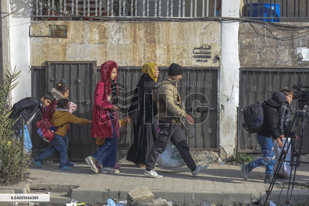 Civilians Flee Aleppo Amid Kurdish-Government Clashes - Syria