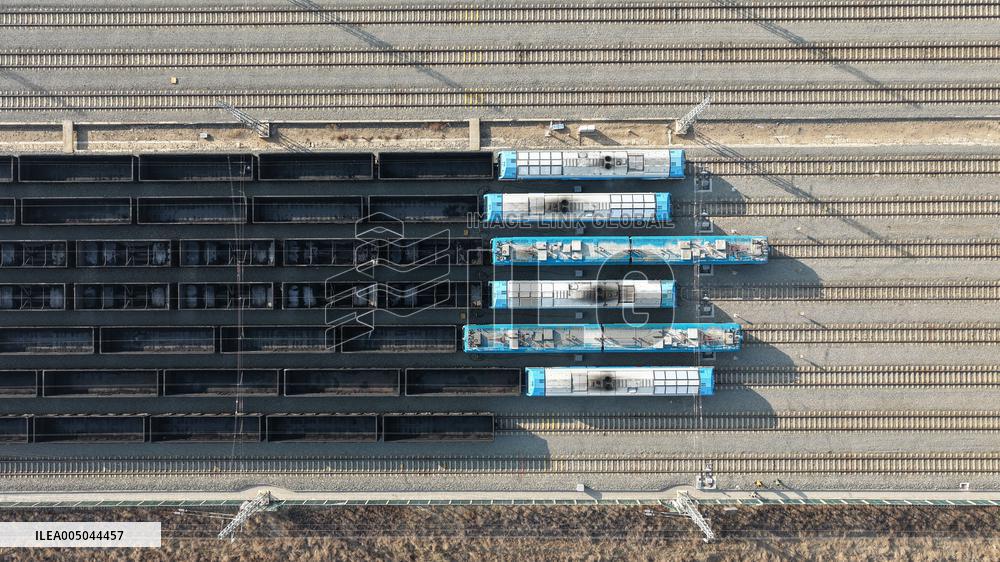 Seven 5,000-Tonne Heavy-Haul Freight Trains After an Inaugural Trial - China