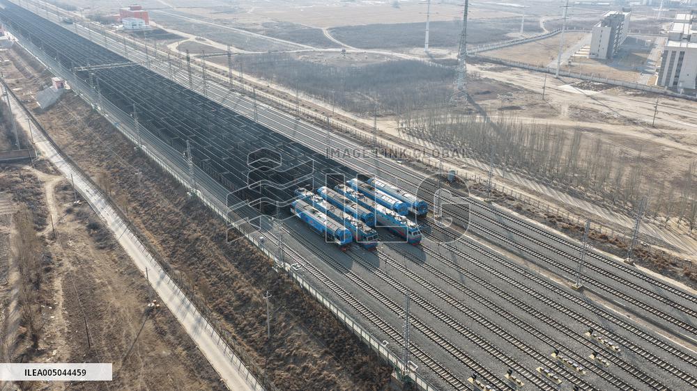 Seven 5,000-Tonne Heavy-Haul Freight Trains After an Inaugural Trial - China
