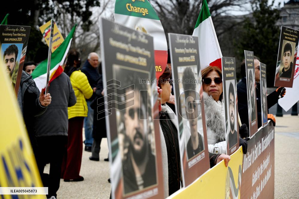 Iranians hold a rally  in Washington DC to call for a change of government in Iran