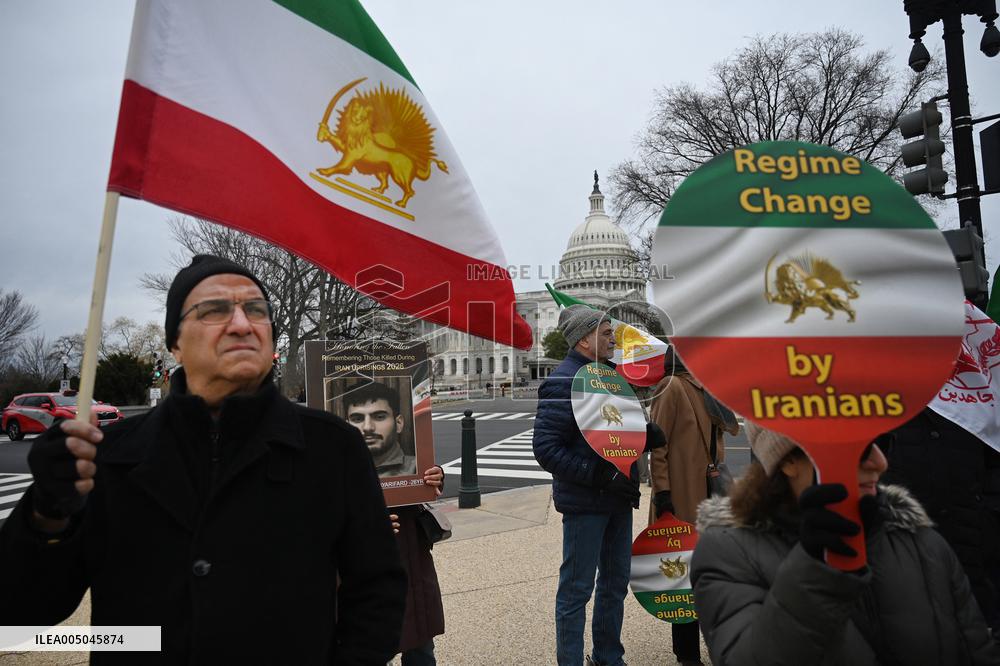 Iranians hold a rally  in Washington DC to call for a change of government in Iran