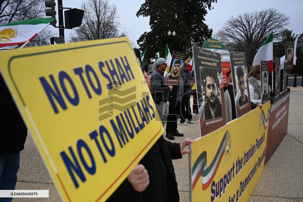 Iranians hold a rally  in Washington DC to call for a change of government in Iran