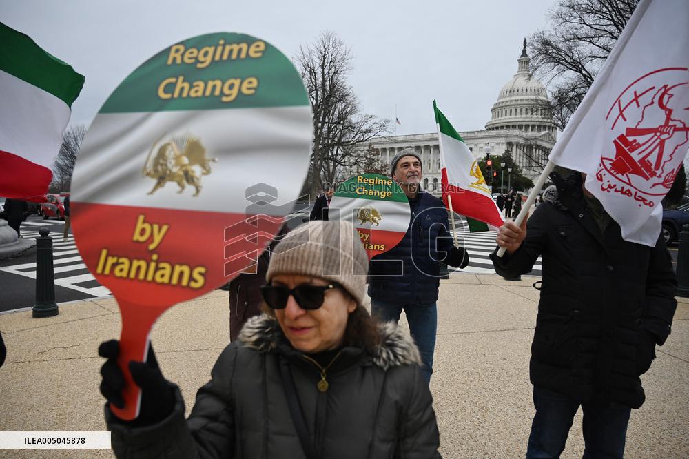 Iranians hold a rally  in Washington DC to call for a change of government in Iran