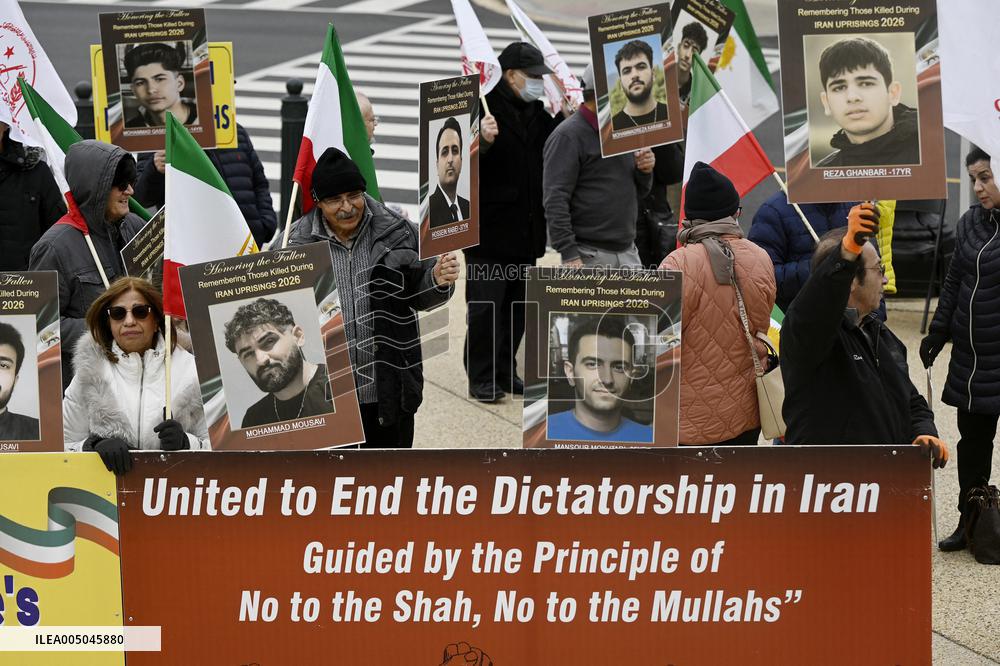 Iranians hold a rally  in Washington DC to call for a change of government in Iran