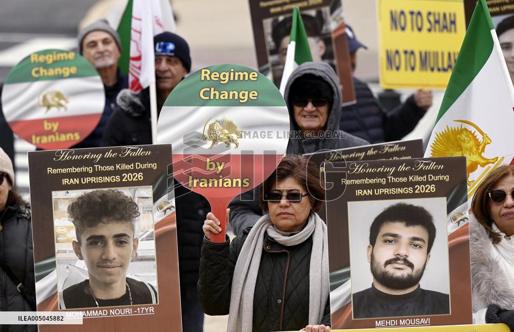 Iranians hold a rally  in Washington DC to call for a change of government in Iran