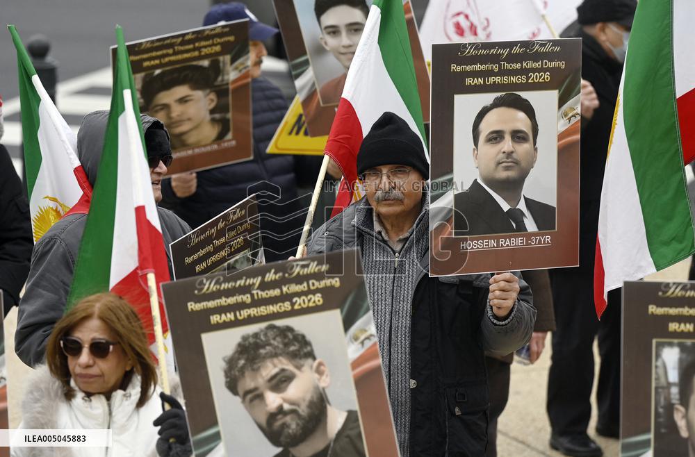 Iranians hold a rally  in Washington DC to call for a change of government in Iran