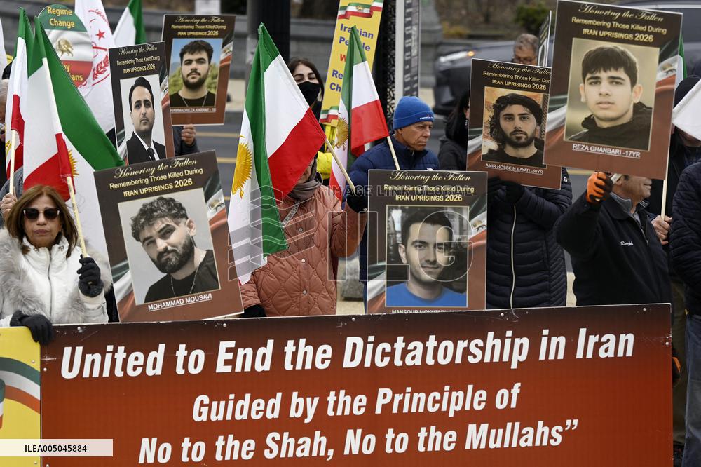 Iranians hold a rally  in Washington DC to call for a change of government in Iran