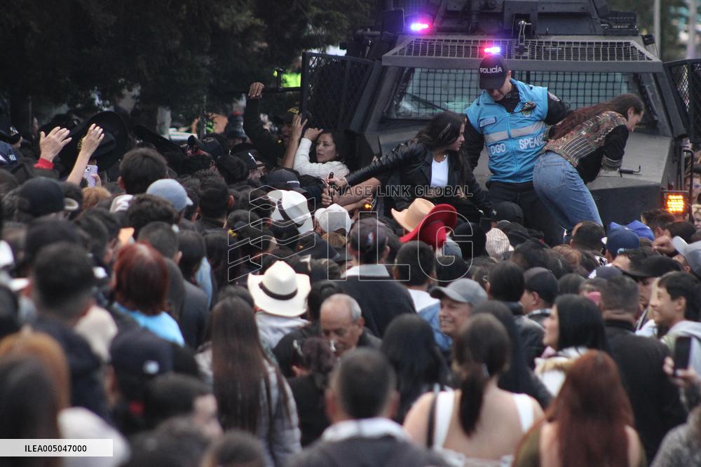Fans Gather to Enter Yeison Jimenez Symbolic Funeral in Bogota