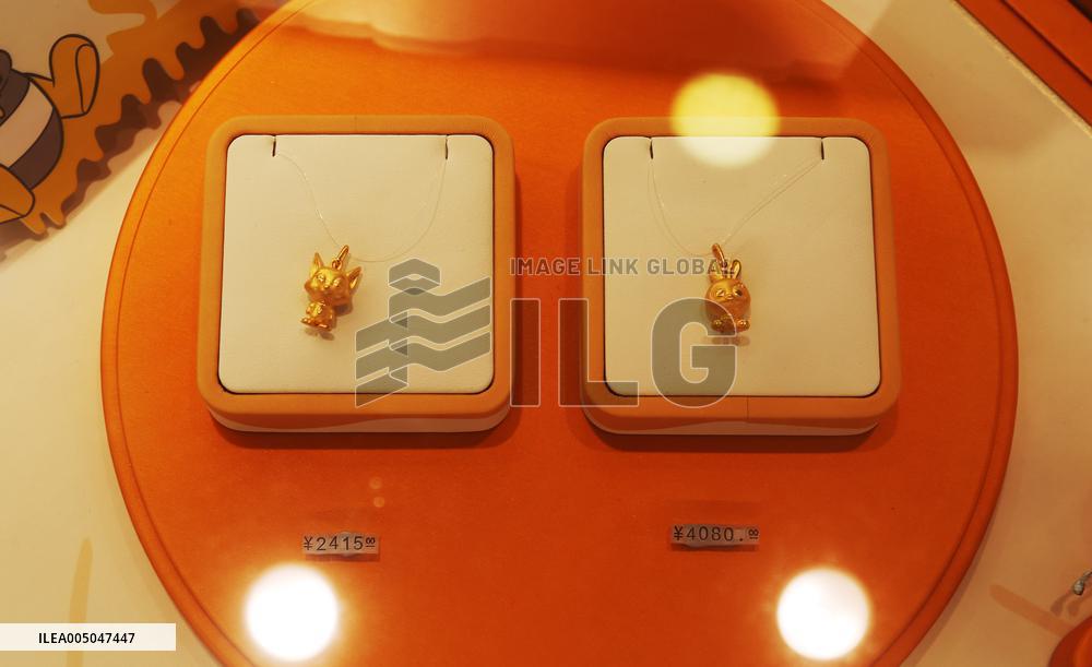 LaoFengXiang Collaborates With Disney on Gold Jewelry