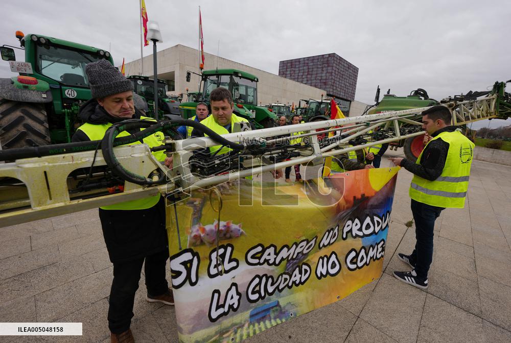 A tractor rally in Valladolid to demand policies that do not destroy the primary sector