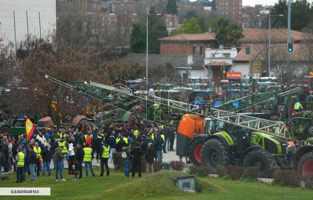 A tractor rally in Valladolid to demand policies that do not destroy the primary sector