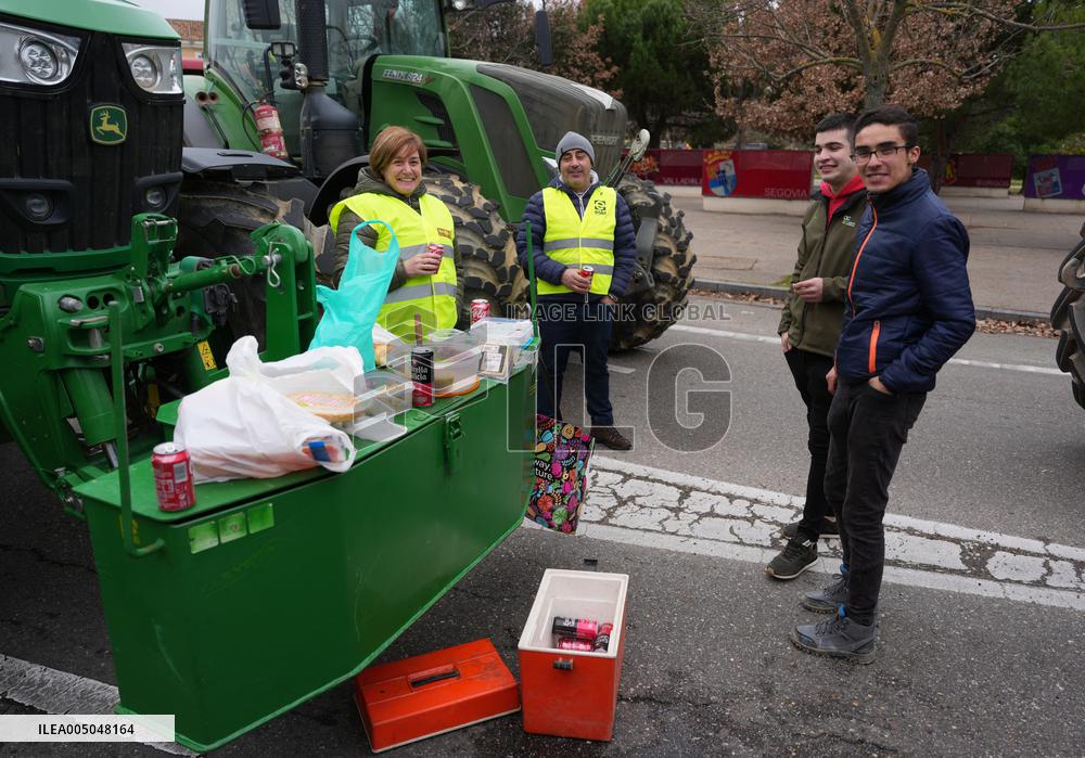 A tractor rally in Valladolid to demand policies that do not destroy the primary sector