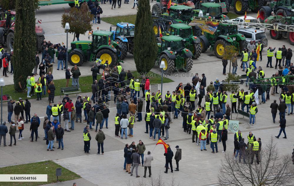 A tractor rally in Valladolid to demand policies that do not destroy the primary sector