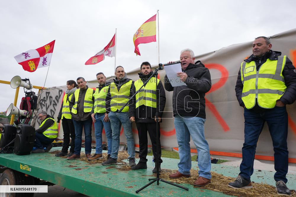 A tractor rally in Valladolid to demand policies that do not destroy the primary sector