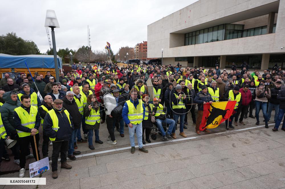 A tractor rally in Valladolid to demand policies that do not destroy the primary sector