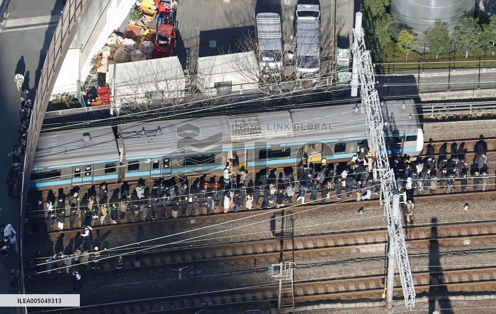 Power outage stops trains in Tokyo