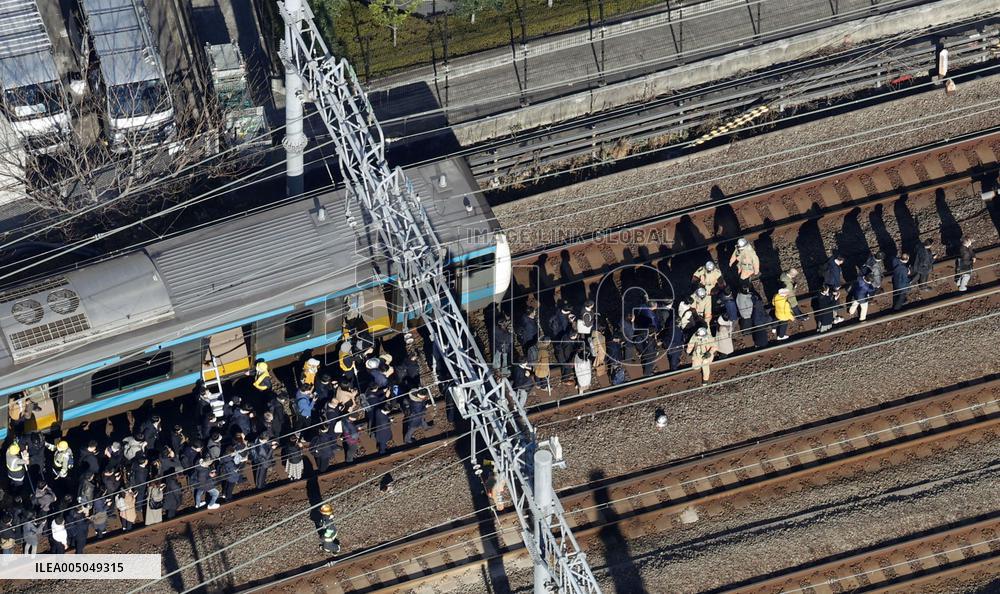 Power outage stops trains in Tokyo