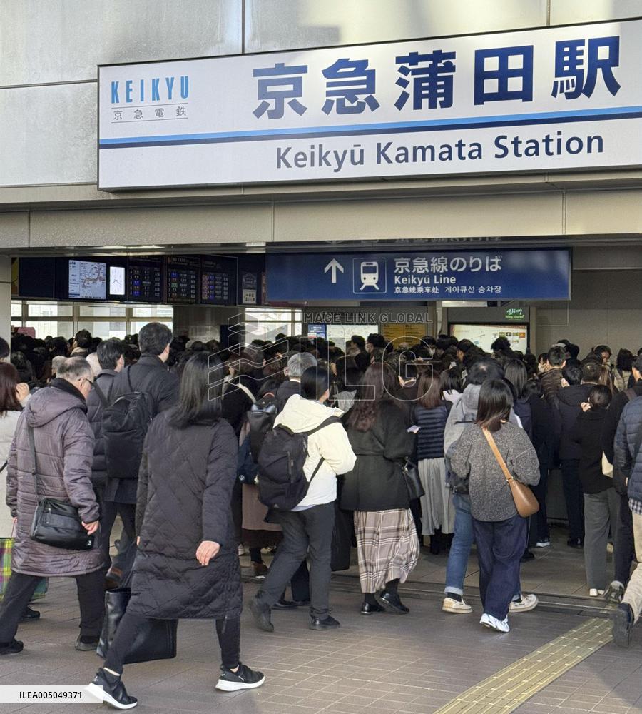 Power outage stops train in Japan