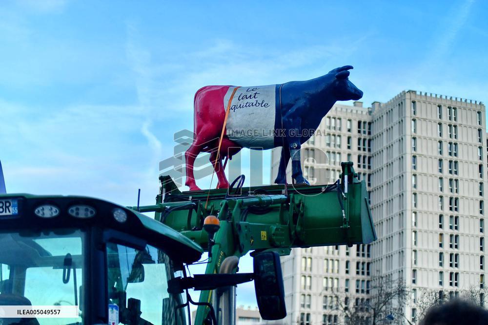 Operation Promotes Fair Trade Milk In Paris - France