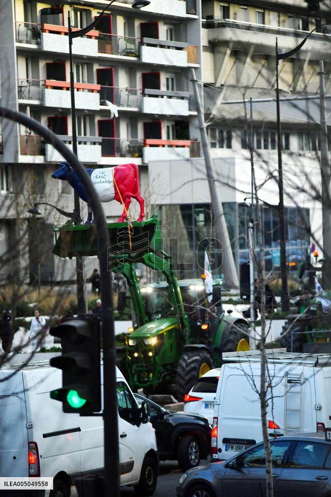 Operation Promotes Fair Trade Milk In Paris - France