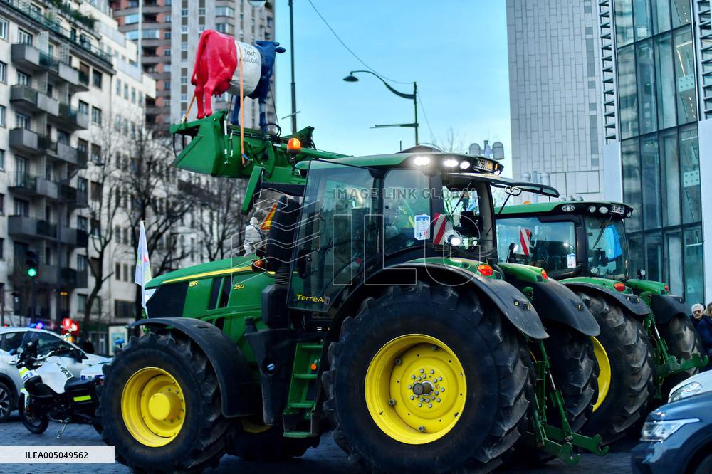 Operation Promotes Fair Trade Milk In Paris - France