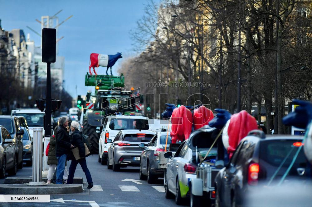 Operation Promotes Fair Trade Milk In Paris - France