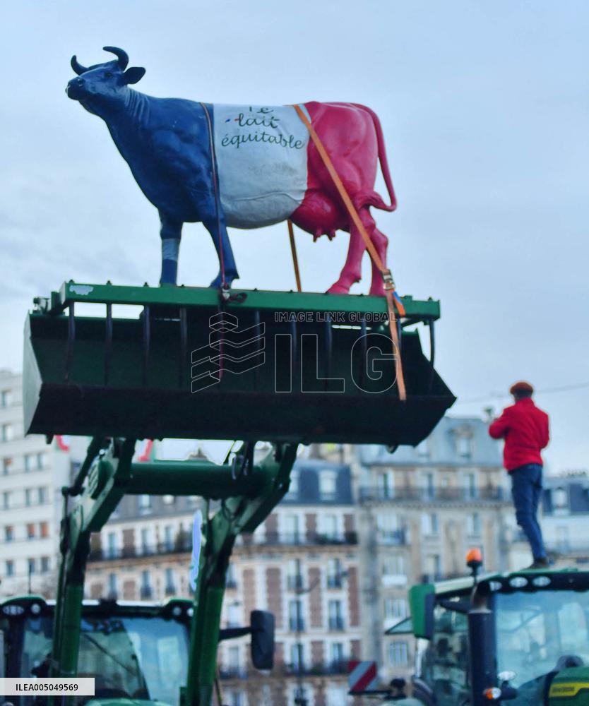 Operation Promotes Fair Trade Milk In Paris - France