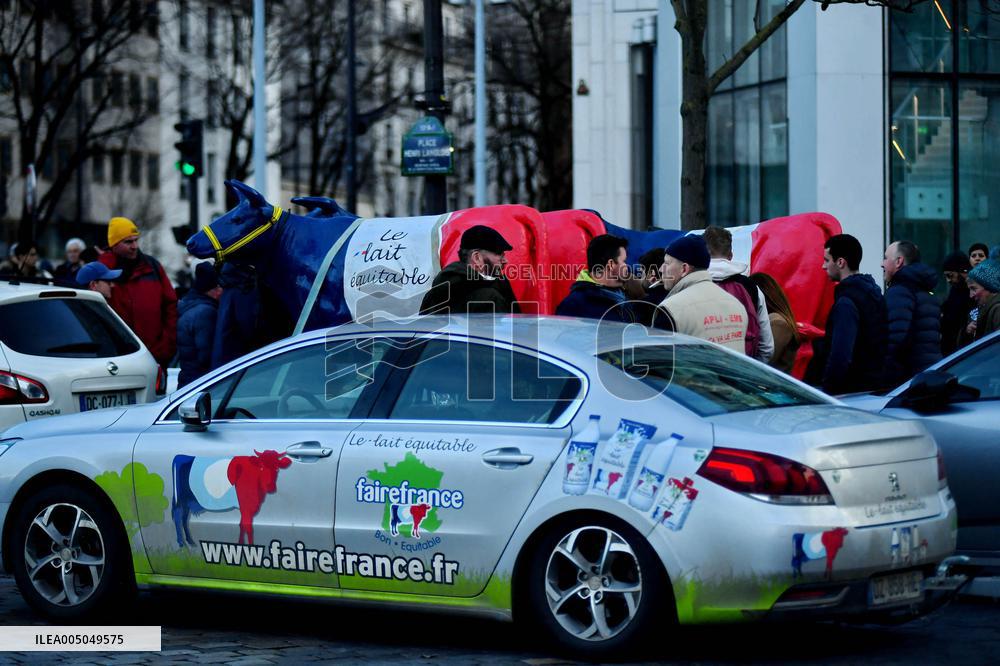 Operation Promotes Fair Trade Milk In Paris - France