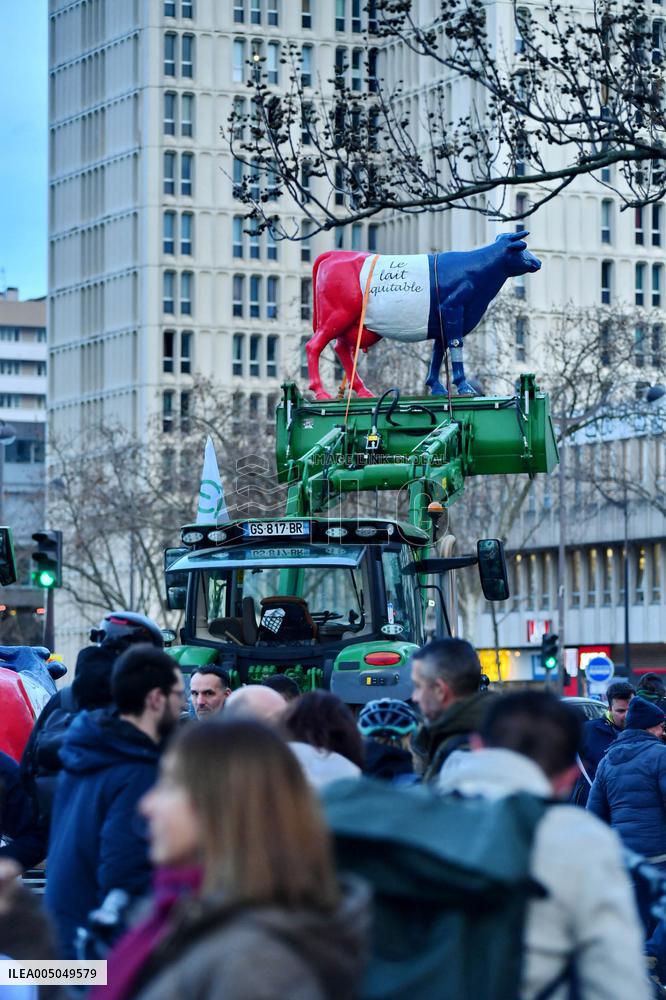 Operation Promotes Fair Trade Milk In Paris - France