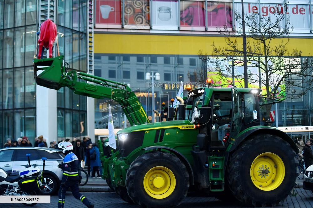 Operation Promotes Fair Trade Milk In Paris - France