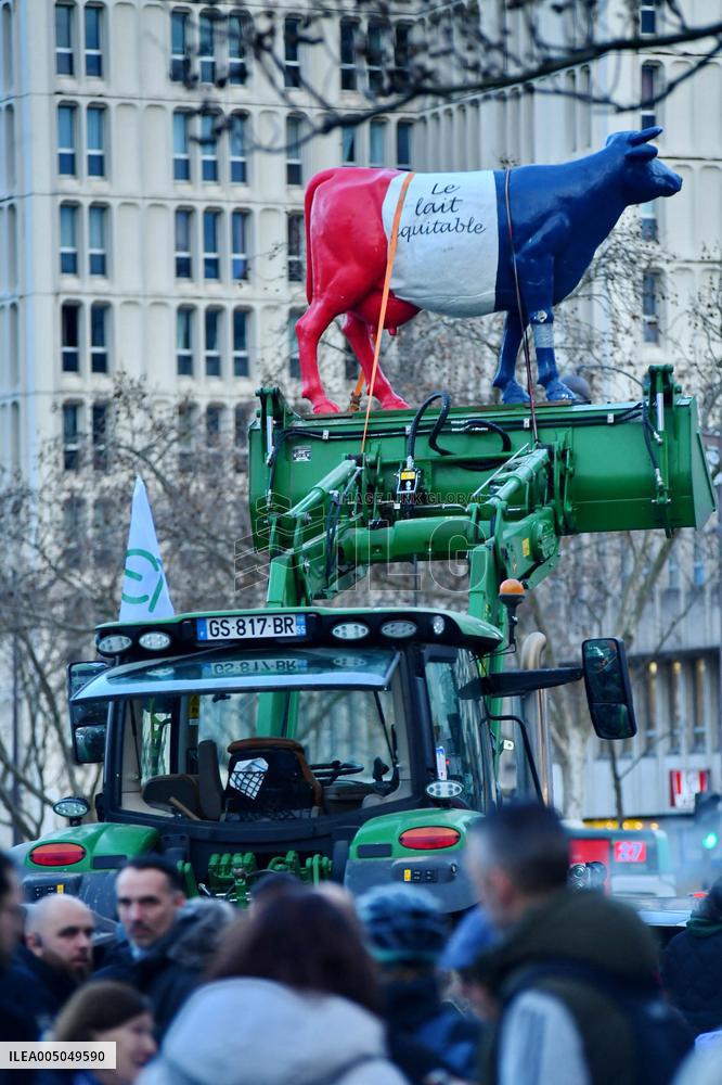 Operation Promotes Fair Trade Milk In Paris - France