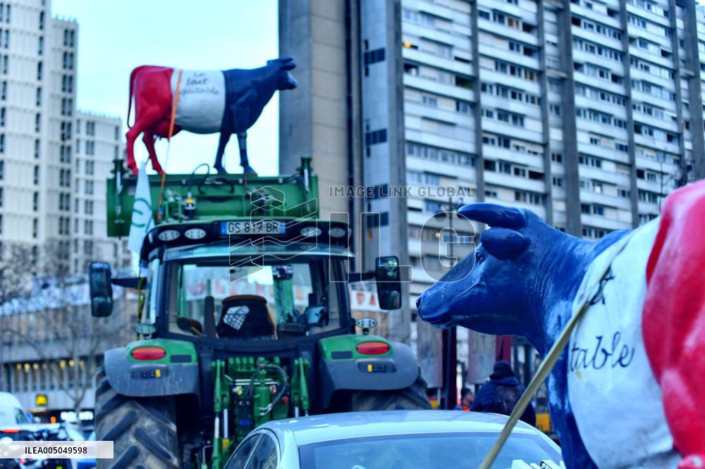 Operation Promotes Fair Trade Milk In Paris - France