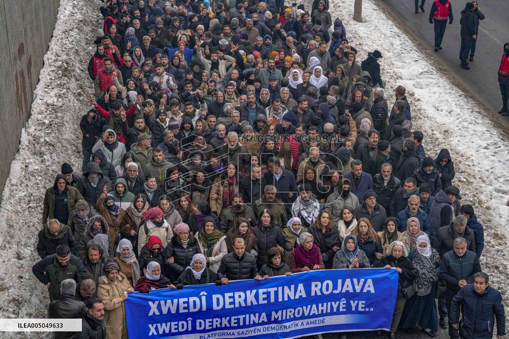 Thousands Protest Syrian Army Attacks in Diyarbakir - Turkey