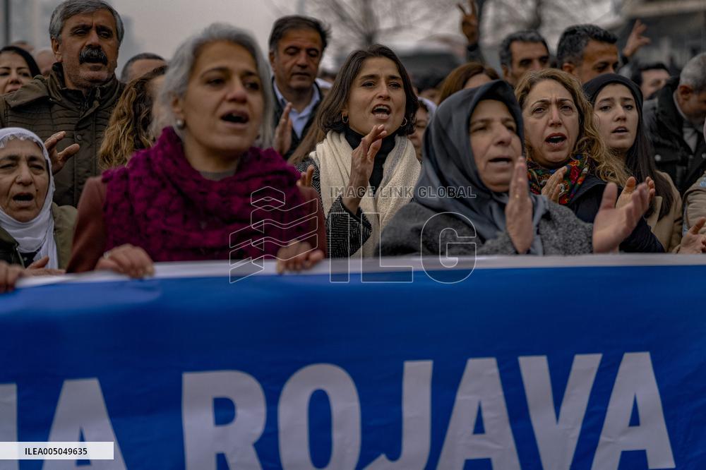 Thousands Protest Syrian Army Attacks in Diyarbakir - Turkey