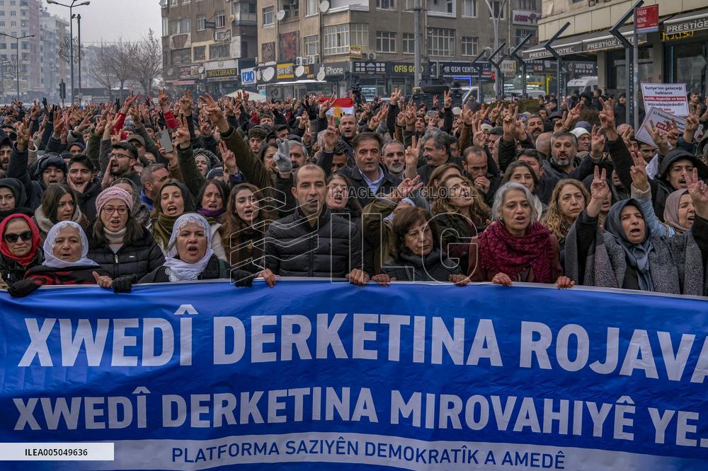 Thousands Protest Syrian Army Attacks in Diyarbakir - Turkey