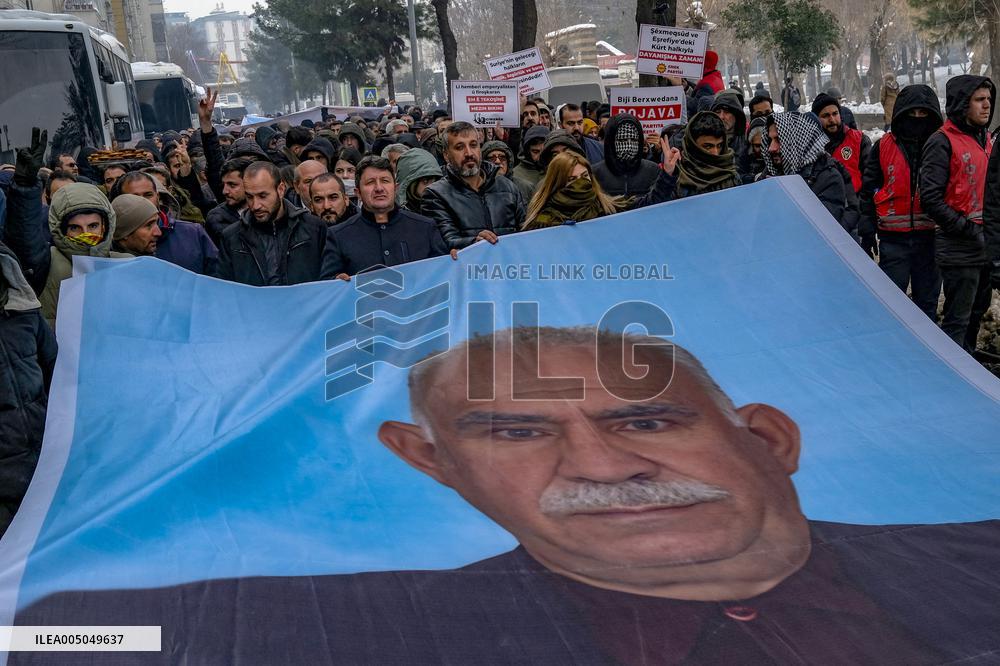 Thousands Protest Syrian Army Attacks in Diyarbakir - Turkey