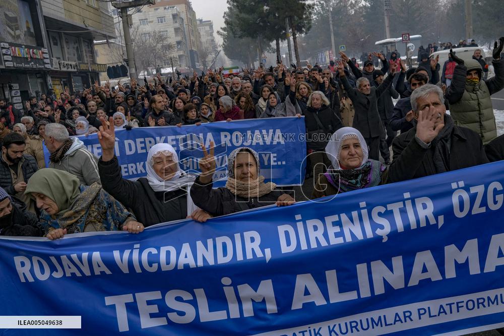 Thousands Protest Syrian Army Attacks in Diyarbakir - Turkey